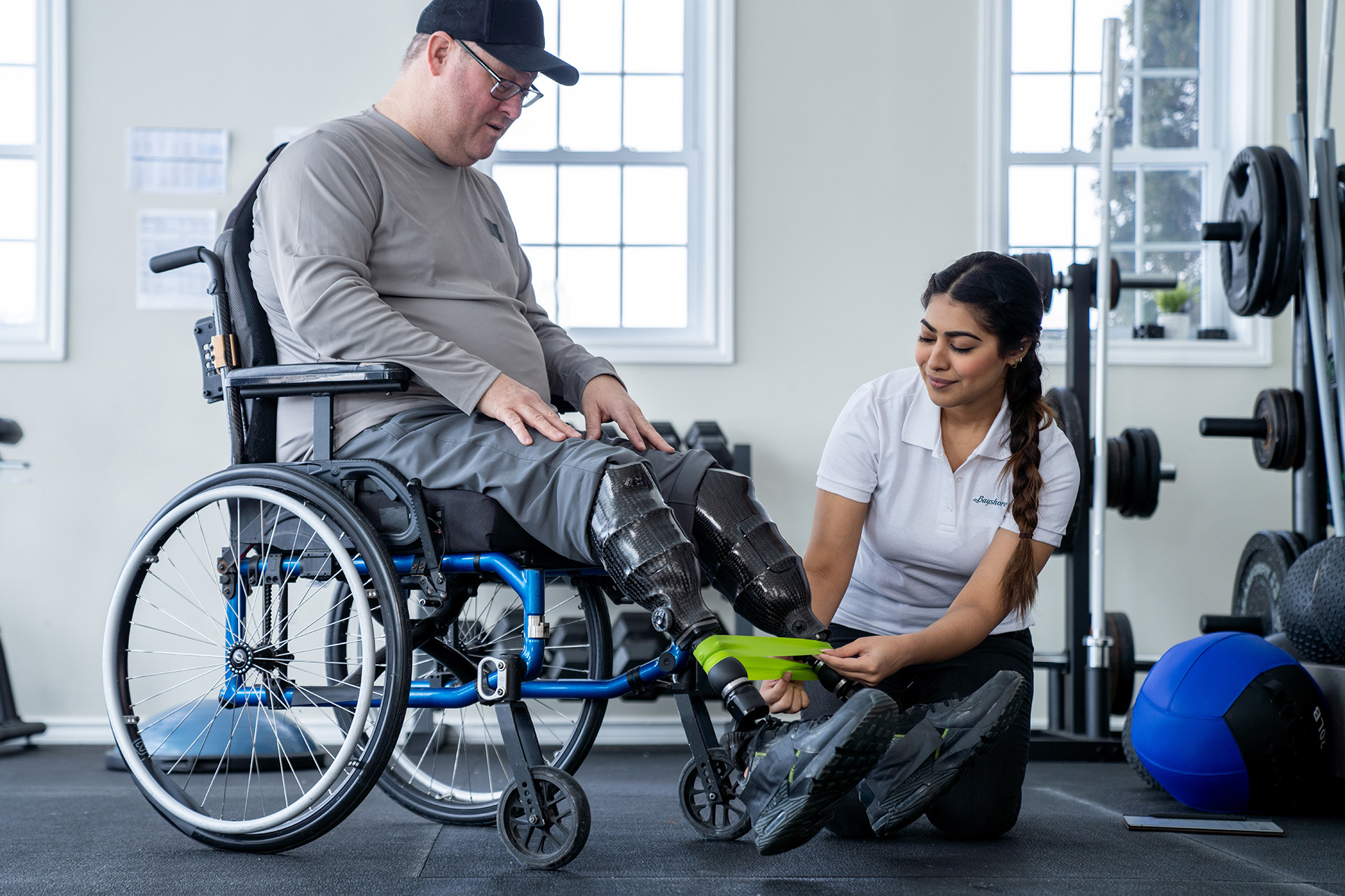 Physiothérapeute travaillant avec une personne amputée