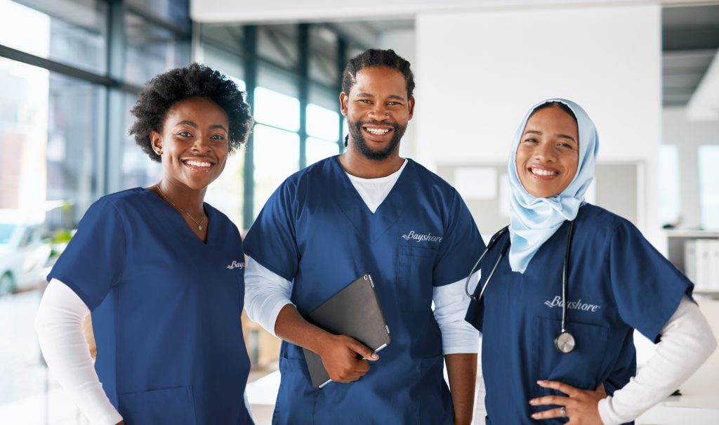 Trois travailleurs de la santé souriants