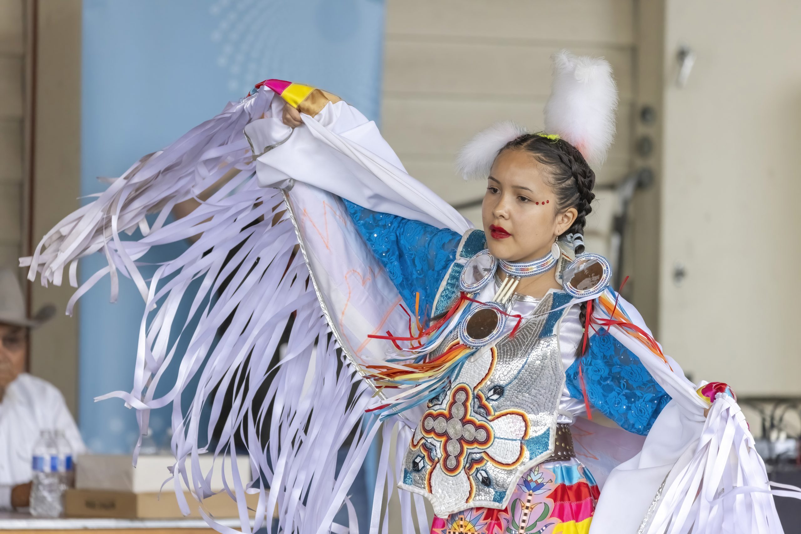 Une femme autochtone portant une robe traditionnelle blanche