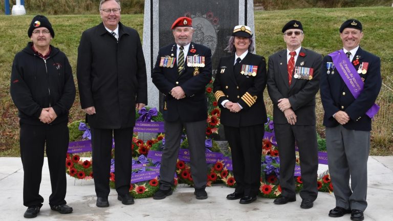 Le dernier jour de commémoration de Sandra (3e à partir de la gauche) en uniforme avec son père et sa famille élargie.