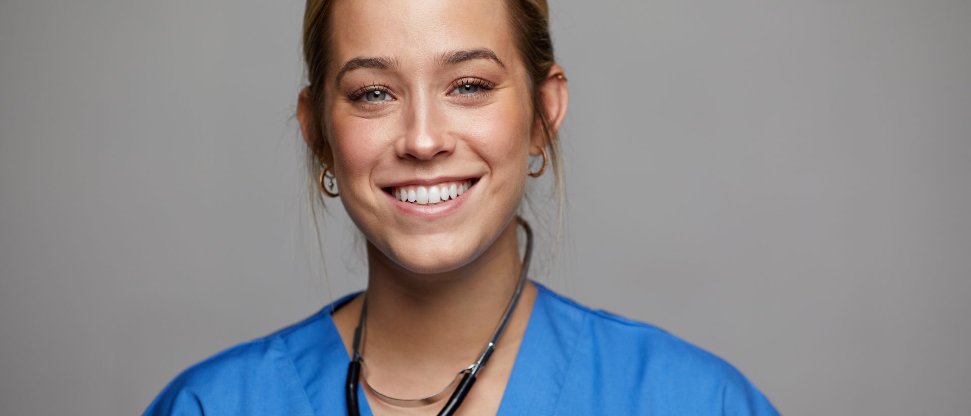 Belle jeune infirmière en bleu gommages médicaux headshot