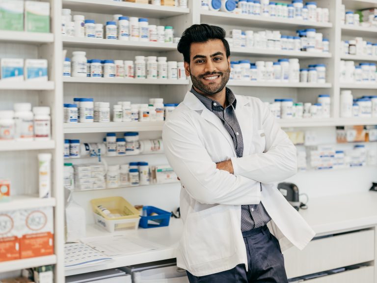 Pharmacien masculin souriant à la caméra